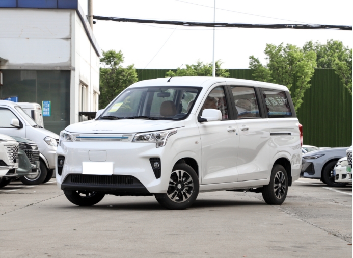 风光E380搭载比亚迪刀片电池、5m³大空间,还有营运资质,只需9.48万起!