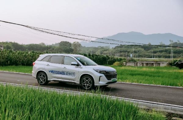 9.98万就能入手的黑马插混SUV,蓝电E5对比博越L,真的是超划算