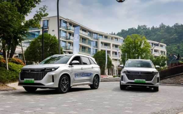 不到10万就能入的中型插混SUV:还有7座可选,蓝电E5现在太火了