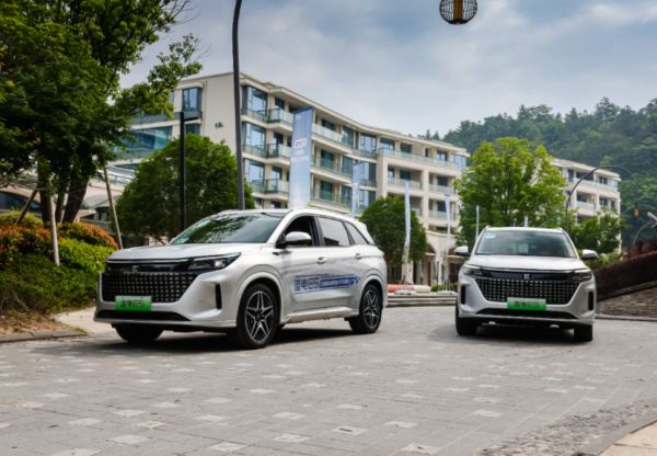 同样是买插混SUV;蓝电E5比欧尚Z6 iDD便宜3万,还有7座可选?